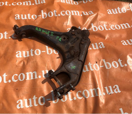 Compre UR6134300B Mazda Braço oscilante inferior direito de suspensão dianteira