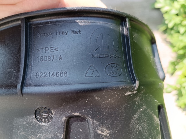 Tapete da seção de bagagem 82214666 Chrysler