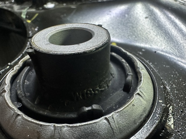 Braço oscilante inferior direito de suspensão dianteira Land Rover LR126118 preço, a partir de 206,29 USD
