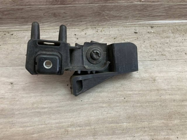 Compre DS7313A004AE Ford Consola (adaptador) de fixação da luz dianteira direita