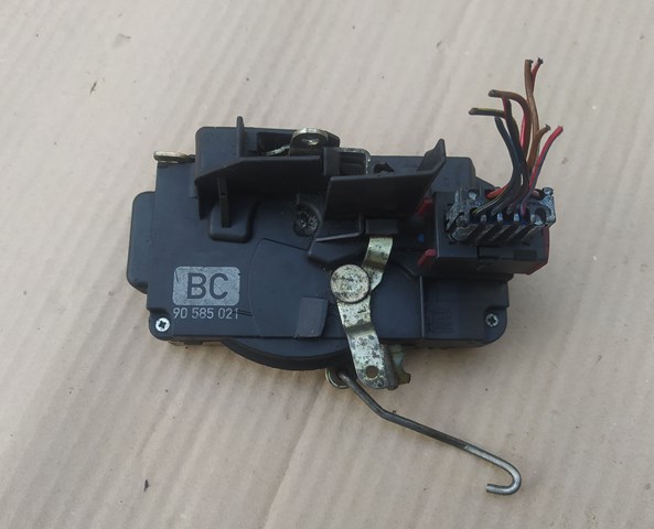 Fecho da porta dianteira esquerda 90585021 General Motors