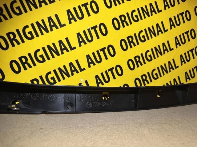 KB8A50C51A Mazda Placa sobreposta central do pára-choque traseiro