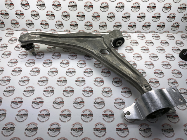 Braço oscilante inferior direito de suspensão dianteira A2473305600 Mercedes