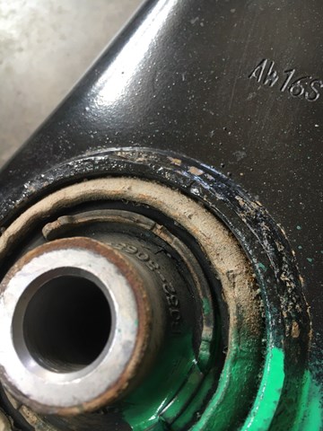 LR060046 Land Rover Braço oscilante inferior direito de suspensão dianteira