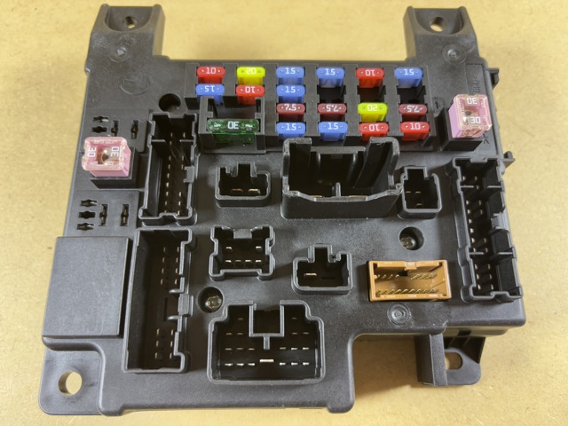 Unidade traseira do salão de dispositivos de segurança Mitsubishi 8637A825 preço, a partir de 140,66 USD