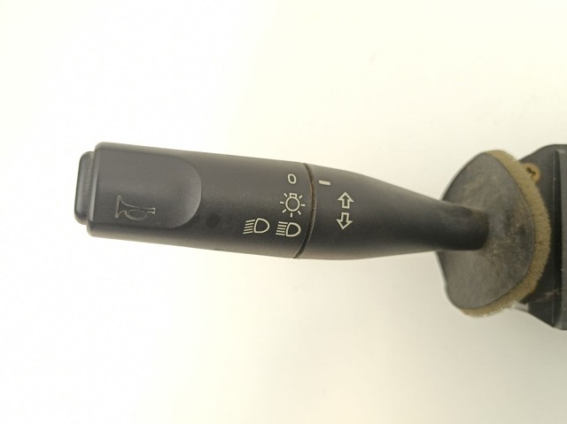 Comutador direito instalado na coluna da direção 96049595ZL Peugeot/Citroen