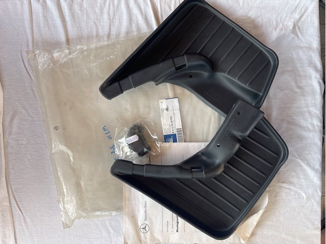 B66528153 Mercedes Protetores de lama traseiros, kit