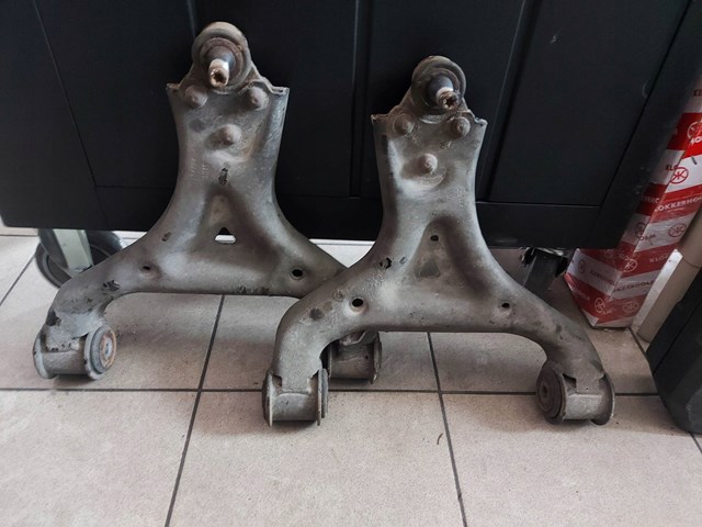 Braço oscilante inferior esquerdo de suspensão dianteira Mercedes A4473303100 preço, a partir de 153,77 USD