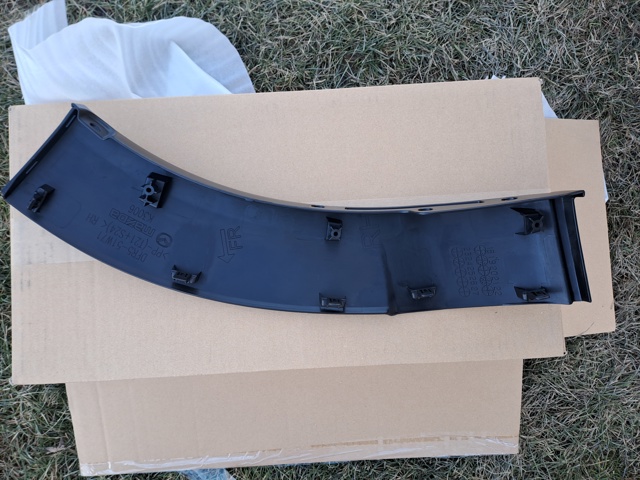 Compre DFR551W71D Mazda Placa sobreposta direita do pára-choque dianteiro