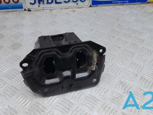 Consola de reforçador do pára-choque dianteiro Nissan/Infiniti 622115AA0A