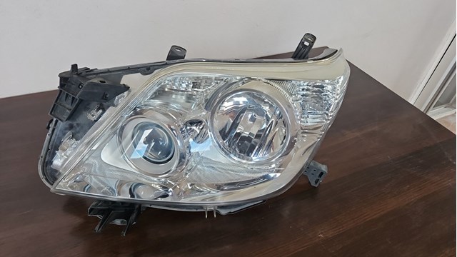 8117060L70 Toyota Luz esquerda