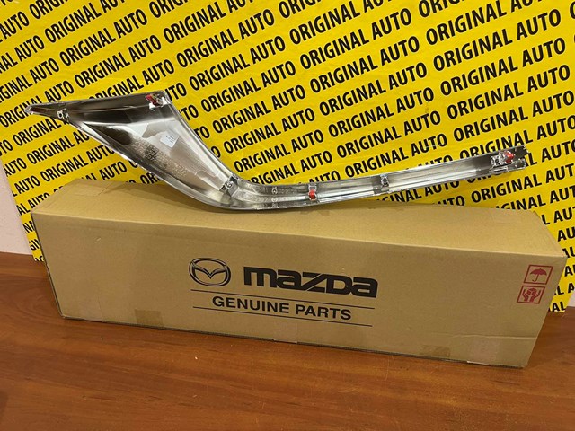 Moldura de grelha do radiador esquerdo KSD4507K0 Mazda
