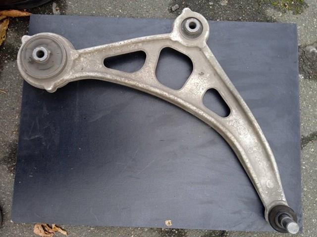 545005AA0B Nissan/Infiniti Braço oscilante inferior direito de suspensão dianteira