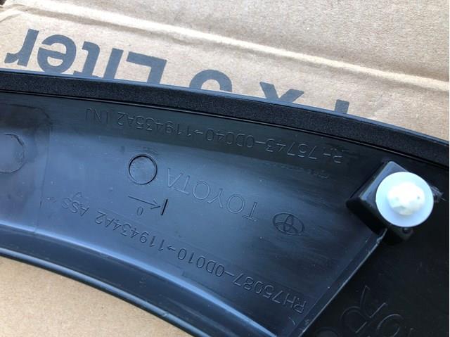 Expansor direito (placa sobreposta) de arco do pára-lama traseiro 750870D010 Toyota