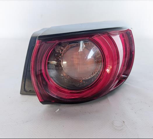 KB8M51150F Mazda Lanterna traseira direita externa