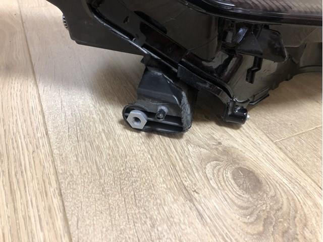 Compre 811100E460 Toyota Luz direita