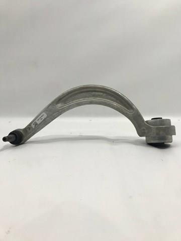 Compre 8W0407696A VAG Braço oscilante inferior direito de suspensão dianteira