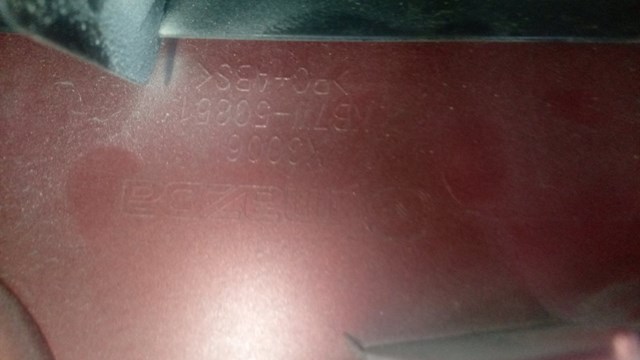KB7W50851 Mazda Moldura de tampa de porta-malas
