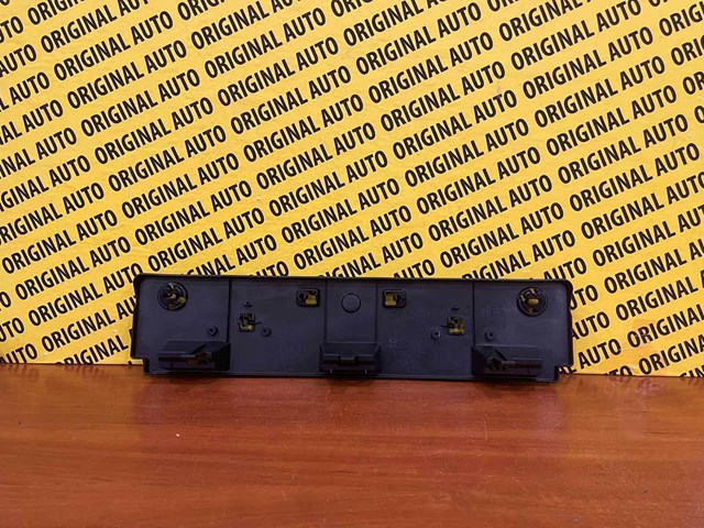 KB8M50171 Mazda Painel de fixação de matrícula dianteira