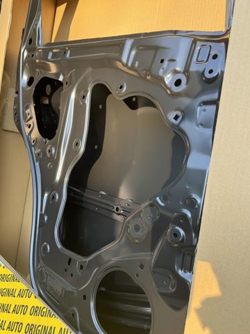 Compre K1Y07302XE Mazda Porta traseira esquerda