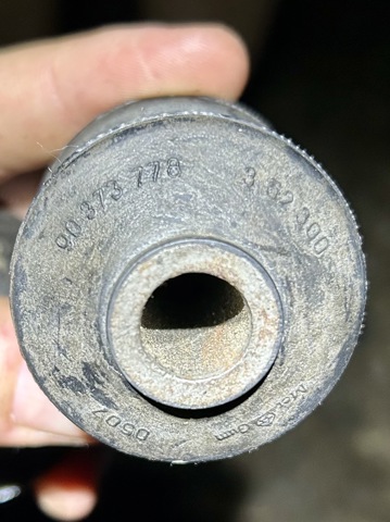 Compre 90373778 General Motors Bloco silencioso dianteiro do braço oscilante inferior