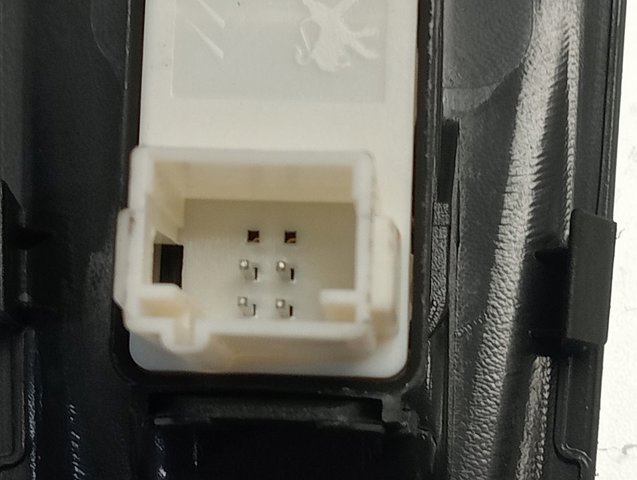 Botão dianteiro direito de ativação de motor de acionamento de vidro 98044803ZD Opel
