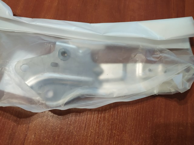Compre 641C06RA0A Nissan/Infiniti Consola dianteira de fixação do pára-lama dianteiro direito