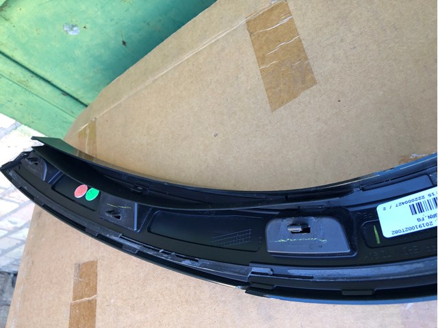 Expansor direito (placa sobreposta) de arco do pára-lama traseiro A16788002059999 Mercedes