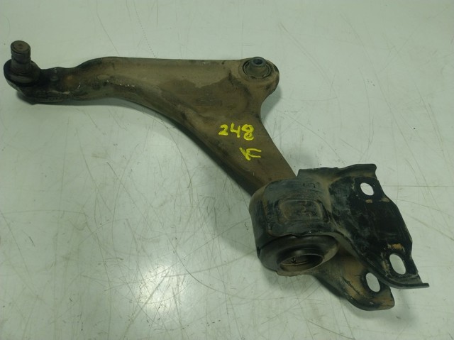 Braço oscilante inferior esquerdo de suspensão dianteira Land Rover LR024473