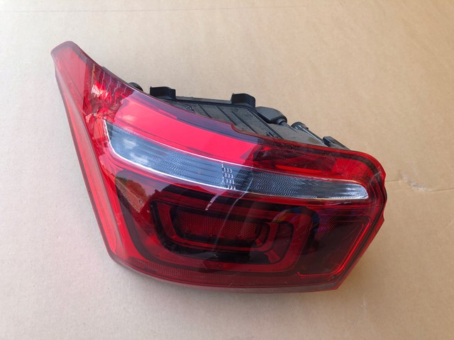 Lanterna traseira esquerda Peugeot/Citroen 9817303780