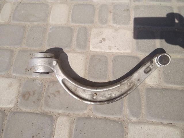 Braço oscilante inferior esquerdo de suspensão dianteira 8W0407695A VAG