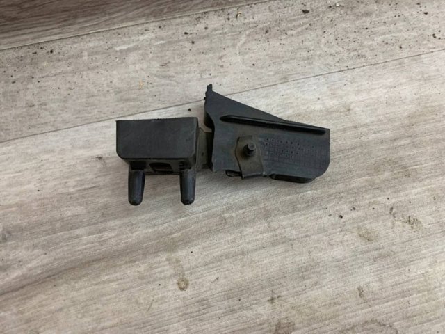 DS7313A004AE Ford Consola (adaptador) de fixação da luz dianteira direita