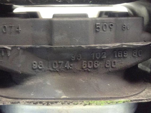 Consola de coxim (apoio) esquerda de motor 9810216980 Peugeot/Citroen