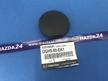 Tampão direito do pára-choque traseiro DGH950EK1 Mazda
