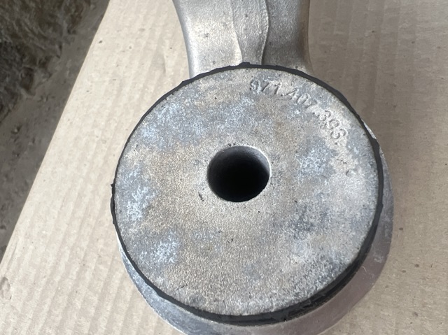 Compre 9J1407152G VAG Braço oscilante inferior direito de suspensão dianteira