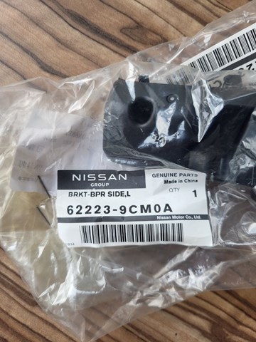 622239CM0A Nissan/Infiniti Guia do pára-choque dianteiro esquerdo