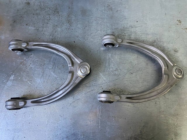 Braço oscilante superior direito de suspensão dianteira 50539880 Fiat/Alfa/Lancia