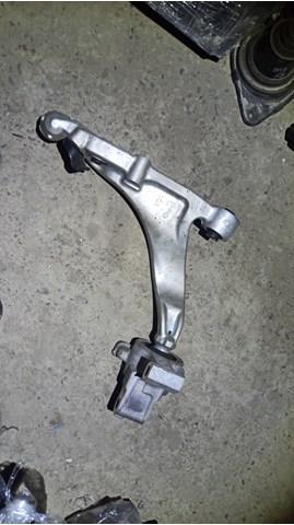 545011DR0A Nissan/Infiniti Braço oscilante inferior esquerdo de suspensão dianteira