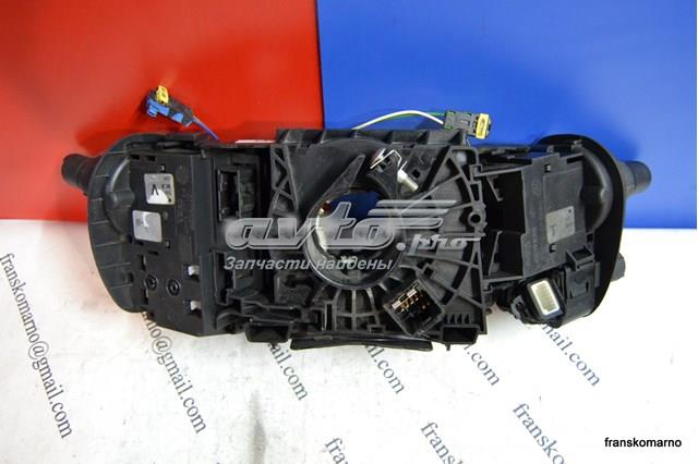 Comutador direito instalado na coluna da direção 8200127728 Renault (RVI)