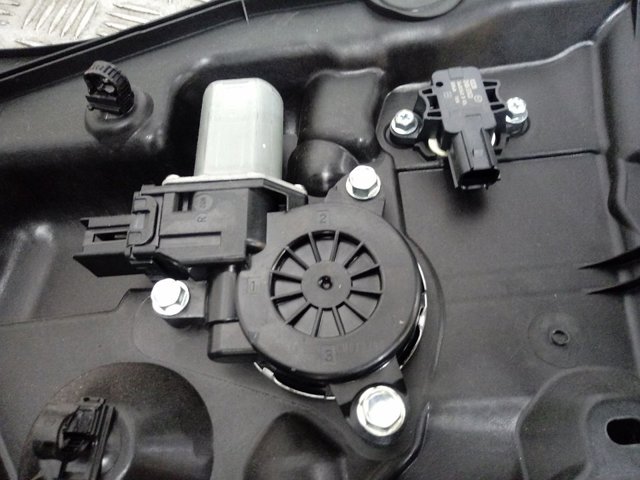 D10E58590B Mazda Mecanismo de acionamento de vidro da porta dianteira direita