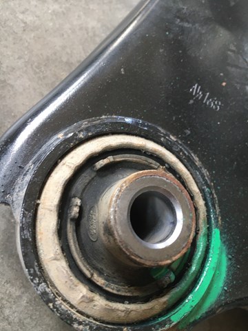 Braço oscilante inferior direito de suspensão dianteira Land Rover LR060046