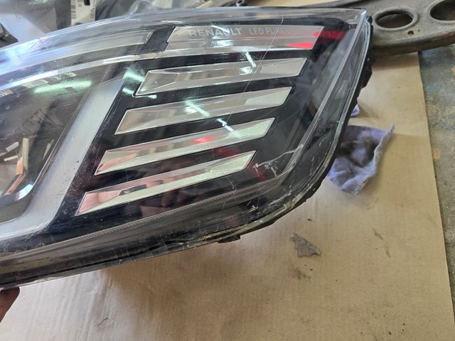 Luz esquerda 260601790R Renault (RVI)