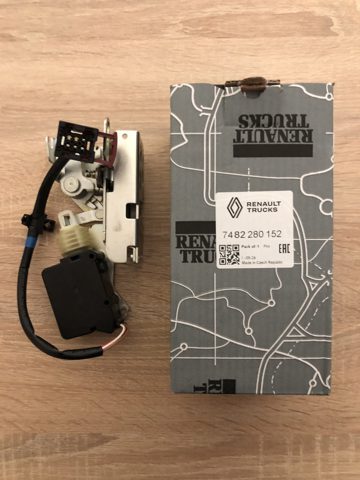 Fecho da porta dianteira esquerda 7482280152 Renault (RVI)