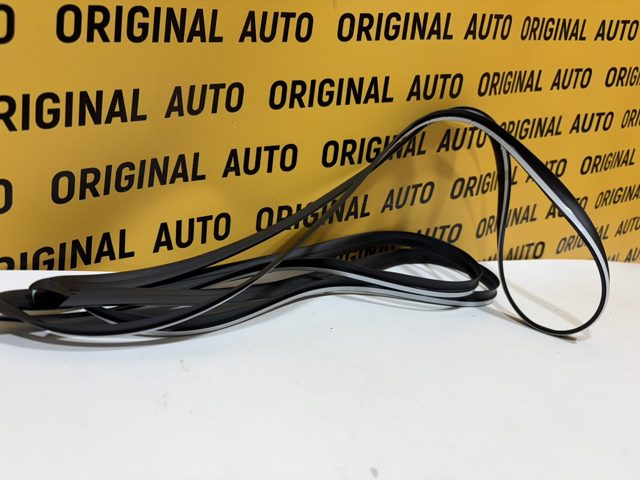 GHK150611B Mazda Moldura de vidro traseiro
