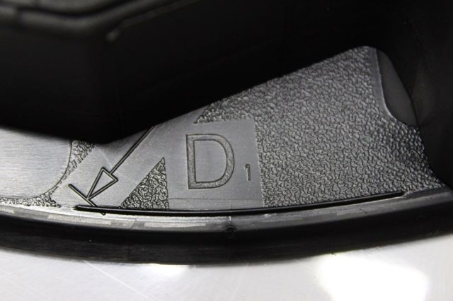 Moldura do pára-lama dianteiro esquerdo Peugeot/Citroen 9825216080