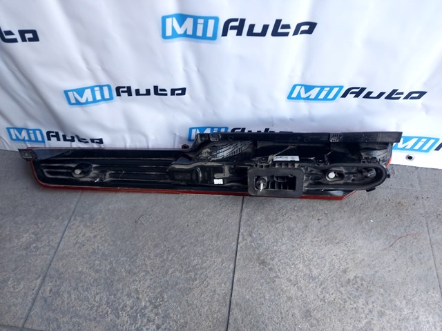 Lanterna traseira direita Ford BK2113404AJ