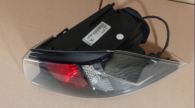 Lanterna traseira direita externa 9813508380 Peugeot/Citroen