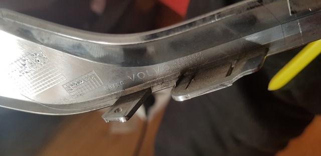 Moldura esquerda do pára-choque traseiro Volvo 31383856