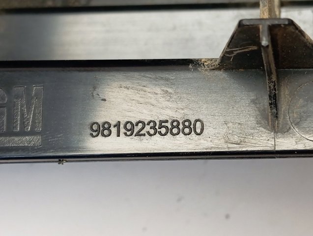 Lanterna traseira esquerda 9819235880 Opel