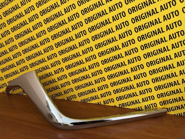 Moldura de grelha do radiador direito KAAA507J0A Mazda